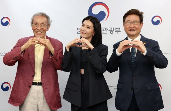 박보균 문화체육관광부 장관(오른쪽)이 25일 서울 용산구 문체부 저작권보호과 회의실에서 한국 공연관광 홍보대사 배우 오영수(왼쪽)씨, 웰컴대학로 홍보대사 안무가 모니카(가운데) 씨와 함께 기념촬영을 하고 있다.