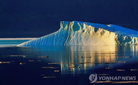 바다에서 녹고 있는 빙하 An iceberg floats in the Baffin Bay near Pituffik, Greenland on July 15, 2022 as captured on a NASA Gulfstream V plane while on an airborne mission to measure melting Arctic sea ice. - New observations from ICESAT-2 show remarkable Arctic Sea ice thinning in just three years. Over the 