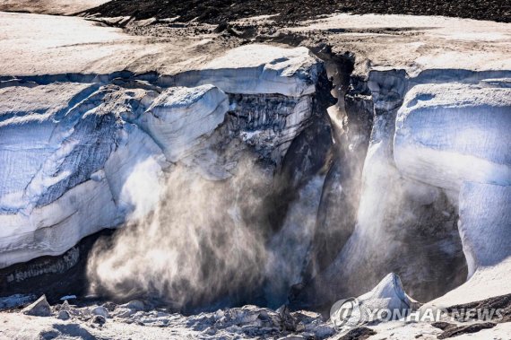 바다로 떨어지고 있는 그린란드 빙하 녹은물 Meltwater flows from the Greenland ice sheet into the Baffin Bay near Pituffik, Greenland on July 17, 2022 as captured on a NASA Gulfstream V plane while on an airborne mission to measure melting Arctic sea ice. - New observations from ICESAT-2 show remarkable Arctic Sea ice 