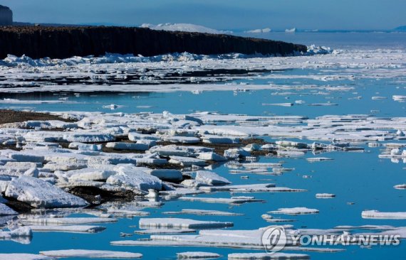 바다에 흩어진 빙하 Icebergs float in Baffin Bay in the Arctic Ocean on July 18, 2022 near Pituffik, Greenland as captured on a NASA Gulfstream V plane while on an airborne mission to measure melting Arctic sea ice. - New observations from ICESAT-2 show remarkable Arctic Sea ice thinning in just three years.