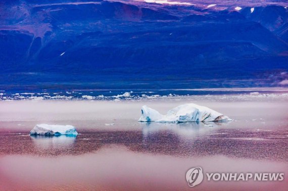 그린란드 해상에 떠 있는 빙하 Icebergs float in the Baffin Bay near Pituffik, Greenland on July 20, 2022 as captured on a NASA Gulfstream V plane while on an airborne mission to measure melting Arctic sea ice. - New observations from ICESAT-2 show remarkable Arctic Sea ice thinning in just three years. Over the 