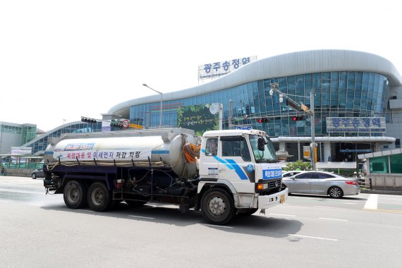 광주 광산구가 올 여름 폭염 안전 대책의 일환으로 운영하는 폭염 저감 살수차를 운영한다.(광주 광산구 제공) 2022.7.26/뉴스1 © 뉴스1