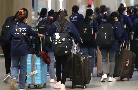 13일 오전 인천국제공항 제1여객터미널 입국장에 외국인 근로자가 입국하고 있다. 코로나19 사태로 국내 입국 길이 막혔던 외국인 근로자들의 입국이 늘어나고 있다. 고용노동부는 올해 들어 입국한 외국인 근로자(E-9·고용허가제)는 1월 2671명, 2월 2341명, 3월 3813명, 4월 4867명, 5월 5308명, 6월 6208명, 7월에는 1만 명 이상의 외국인근로자가 입국할 것으로 보인다고 밝혔다. 2022.7.13/뉴스1 © News1 임세영 기자