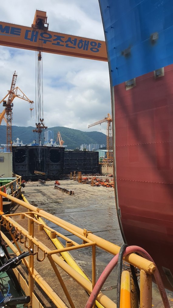 26일 오전 경남 거제시 대우조선해양 1도크에서 해상크레인이 대형블록을 도크 내로 옮기는 선박 재배치 작업이 이뤄지고 있다.202207.26.© 뉴스1 강대한 기자