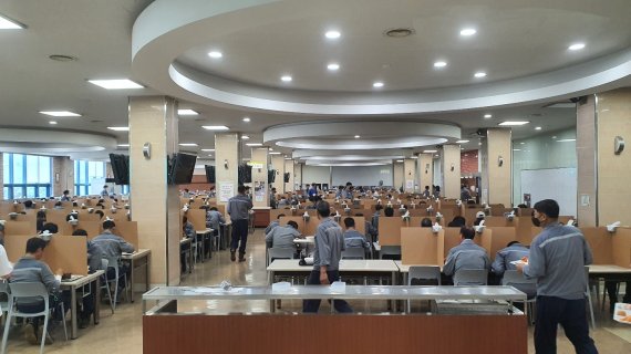 26일 낮 대우조선해양 사내 식당에서 직원들이 점심식사를 하고 있다.2022.7.26.© 뉴스1 강대한 기자