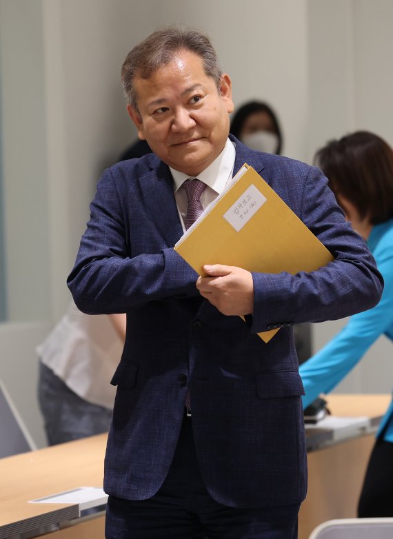 이상민 행정안전부 장관이 지난 26일 오후 서울 용산 대통령실 청사에서 윤석열 대통령에게 부처 업무보고를 한 뒤 업무보고 내용 브리핑에 나서고 있다. 연합뉴스