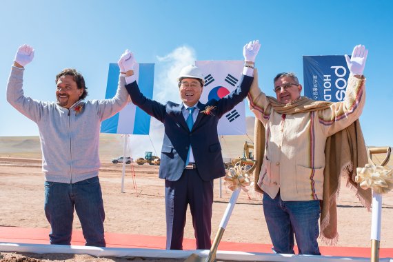 지난 3월 아르헨티나 염수 리튬 공장 착공식에 참석한 최정우 포스코그룹 회장(가운데). 뉴스1