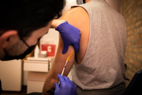 원숭이두창 백신 접종받는 미국 시민들 신화연합뉴스