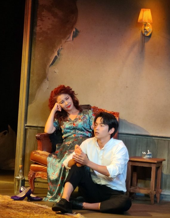 [서울=뉴시스]강진아 기자=연극 '빈센트 리버' 프레스콜이 26일 서울 종로구 드림아트센터에서 진행됐다. 배우 정재은과 강승호. 2022.07.26. akang@newsis.com *재판매 및 DB 금지