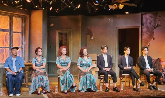 [서울=뉴시스]강진아 기자=연극 '빈센트 리버' 프레스콜이 26일 서울 종로구 드림아트센터에서 진행됐다. (왼쪽부터) 신유청 연출과 배우 우미화, 정재은, 남기애, 이주승, 김현진, 강승호. 2022.07.26. akang@newsis.com *재판매 및 DB 금지