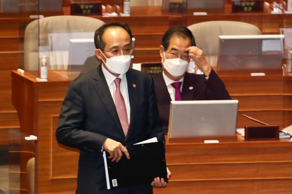 추경호 경제부총리 겸 기획재정부 장관이 26일 국회 본회의장에서 열린 경제 분야 대정부질문에서 의원들의 질문을 받기 위해 단상으로 이동하고 있다. (공동취재사진) 뉴시스