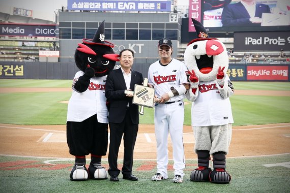 황금 배트 트로피 받은 박병호 kt wiz 박병호(오른쪽)가 26일 수원케이티위즈파크에서 열린 프로야구 키움 히어로즈와 홈 경기를 앞두고 9년 연속 20홈런 대기록을 기념해 황금배트가 포함된 트로피를 받고 있다. 왼쪽은 신현옥 kt sports 대표이사. [kt wiz 제공. 재배포 및 DB 금지]