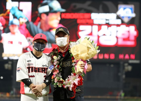김성한이 KBO 레전드40에 뽑혀 지난 2022년 광주기아챔피언스필드에서 시상하고 있다. 연합뉴스