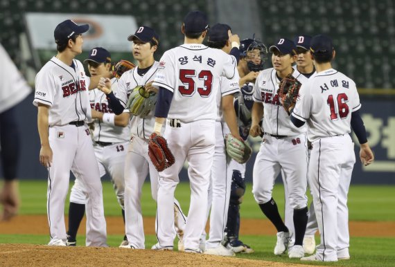 [서울=뉴시스] 추상철 기자 = 7일 오후 서울 송파구 잠실야구장에서 열린 '2022 KBO리그' 키움 히어로즈와 두산 베어스의 경기, 4대2 승리를 거둔 두산 베어스 선수들이 기뻐하고 있다. 2022.07.07. scchoo@newsis.com