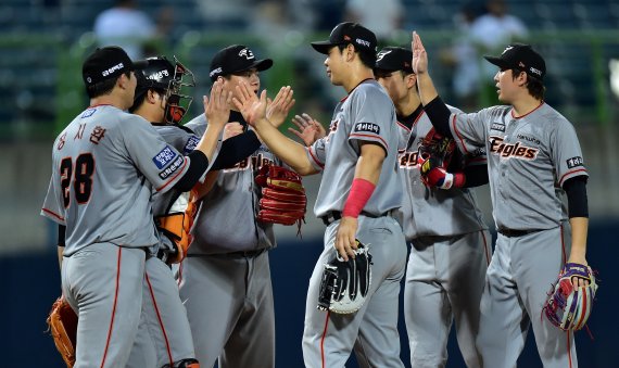 [포항=뉴시스] 이무열 기자 = 26일 오후 경북 포항시 남구 포항야구장에서 열린 ‘2022 신한은행 SOL KBO리그’ 한화 이글스와 삼성 라이온즈의 경기, 한화 선수들이 4대2로 승리 한 뒤 기뻐하고 있다. 2022.07.26. lmy@newsis.com