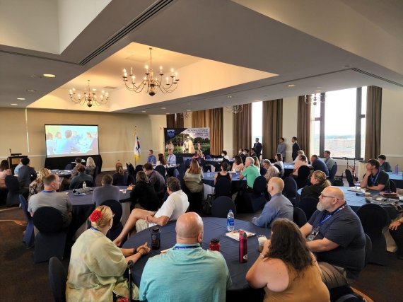 한국전쟁유업재단, 월드 콩그레스 행사 개최 (워싱턴=연합뉴스) 강병철 특파원 = 한국전쟁유업재단이 26일(현지시간) 낮 워싱턴 DC 인근 펜타콘 시티의 한 호텔에서 개최한 '제3회 월드 콩그레스'에서 교사 등 참석자들이 동영상을 시청하고 있다. soleco@yna.co.kr (끝)