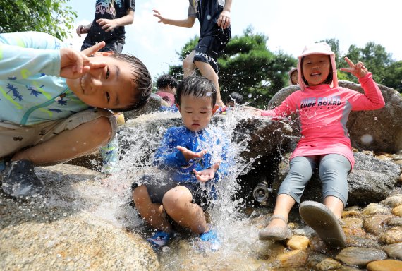 삼복더위의 두 번째 '중복'인 26일 오후 서울 광진구 어린이대공원 물놀이장에서 어린이들이 물놀이를 하며 더위를 식히고 있다. 코로나19로 운영이 중단됐던 서울 어린이대공원 물놀이장은 오는 8월15일까지 운영되고 운영시간은 12시부터 17시까지, 매주 월요일 및 우천 등 기상 악화 시 운영이 중단된다. 2022.7.26/뉴스1 © News1 이동해 기자