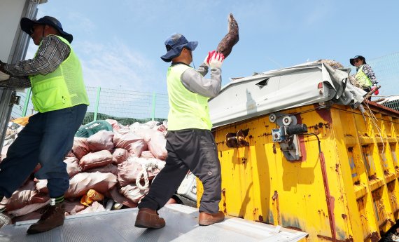 제주시 용담2동의 한 쓰레기 중간집하장에서 바다환경지킴이들이 해양쓰레기를 하역하고 있다.2019.9.11/뉴스1© 뉴스1