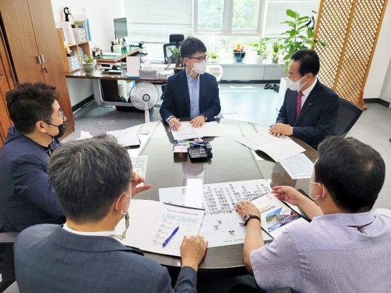 권기창 안동시장이 지난 26일 기획재정부를 찾아 김완섭 예산실장을 만난 자리에서 주요 현안사업 예산 반영을 위해 국비 지원을 건의했다. 사진=안동시 제공