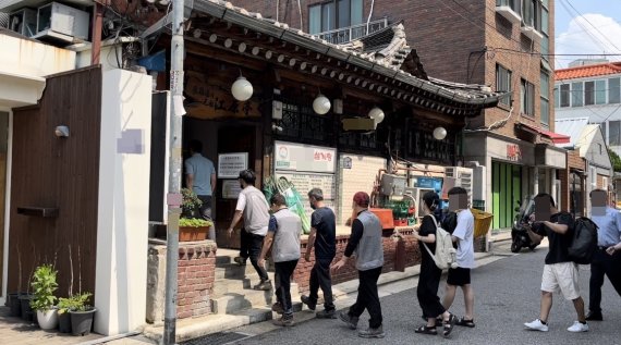 서울 용산의 한 삼계탕 가게 앞은 중복을 맞아 오픈 시간 전부터 손님들로 북적였다. © 뉴스1 신민경 기자