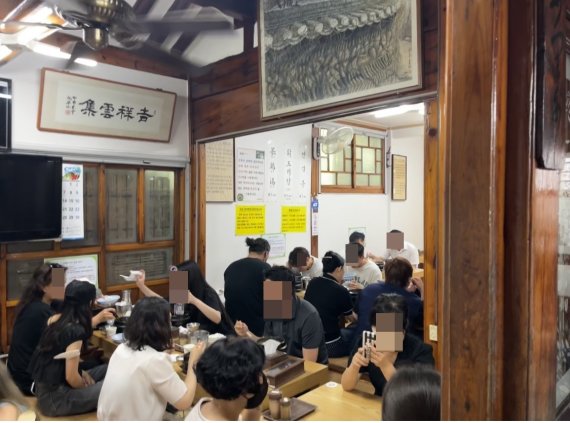 서울 용산의 한 삼계탕 가게가 손님들로 북적이고 있다. © 뉴스1 신민경 기자