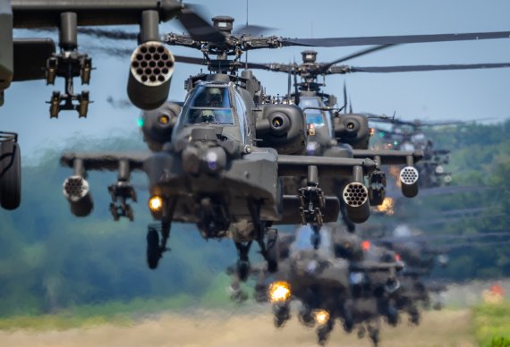 25일 오후 경기도 이천 육군항공사령부에서 AH-64E '아파치 가디언' 공격헬기가 이륙해 호버링(제자리 정지 비행)을 하고 있다. AH-64E 헬기의 최고 속도는 시속 293㎞, 최대 항속거리는 483㎞이며 14.5㎜ 대공포 방탄 및 23㎜ 대공포 내탄(耐彈·탄알을 맞아도 뚫리지 않음) 성능을 갖췄다. 사진=공동취재단