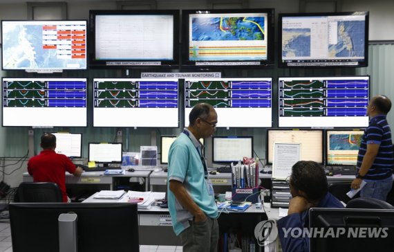 필리핀 화산지진연구소 epa06136982 Electronic screens display data that monitor earthquakes and tsunamis at the Philippine Institute of Volcanology and Seismology (Phivolcs) in Quezon City, east of Manila, Philippines, 11 August 2017. A magnitude 6.2 earthquake struck Luzon region with its epicenter located in