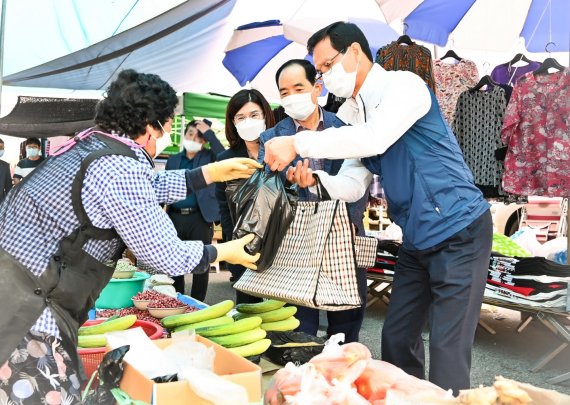 27일 충북 음성군은 기업과 전통시장 맞춤형 협약으로 전통시장 활성화를 추진한다고 밝혔다. 조병옥 음성군수의 2020년 추석 전통시장 장보기 모습.(자료사진)/© 뉴스1