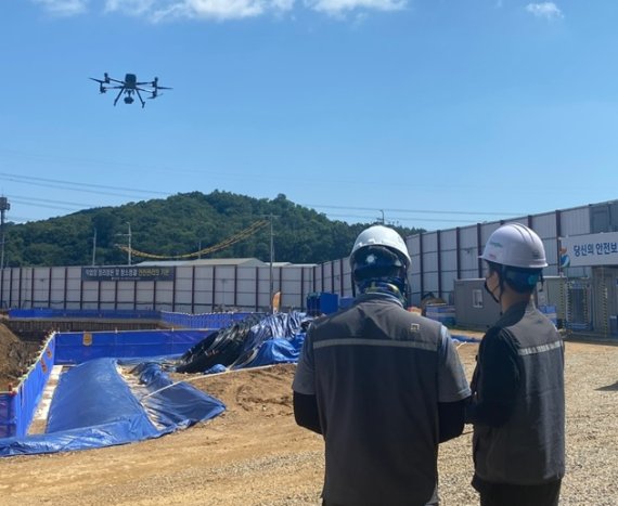 지난달 21일 김포 한강신도시 물류시설 건설 현장에서 동부건설 관계자가 드론을 운용하고 있다. 동부건설 제공