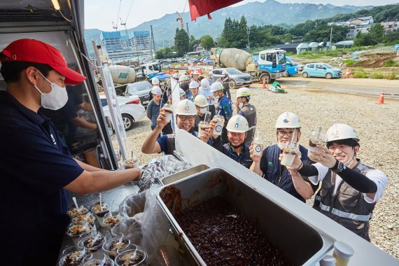 한화건설, 혹서기 건설 현장 '찾아가는 팥빙수차 운영'