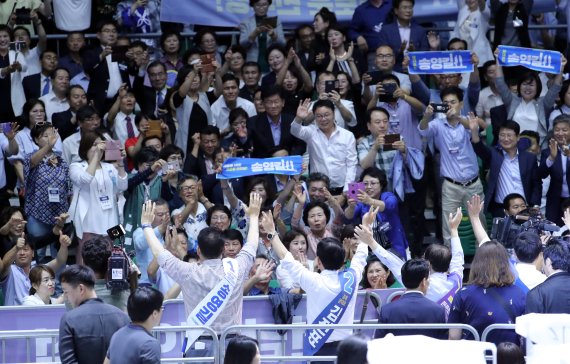 【서울=뉴시스】박영태 기자 = 25일 오후 서울 송파구 방이동 올림픽공원 체조경기장에서 진행된 더불어민주당 제3차 정기전국대의원대회에서 당 대표 후보자인 송영길, 김진표, 이해찬 후보자가 당원들에게 인사를 하고 있다. 2018.08.25.since1999@newsis.com