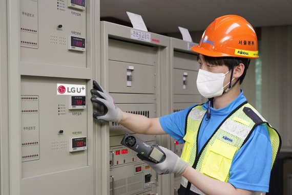 한국철도공사 직원이 27일 서울역사 통신실에서 새로 설치될 친환경 정류기 모듈을 살펴보고 있다. LG유플러스 제공