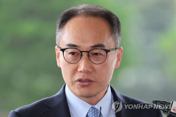 이원석 대검 차장(검찰총장 직무대리)이 지난 23일 오전 서울 서초구 대검찰청으로 출근하며 취재진의 질문에 답하고 있다. /사진=연합뉴스