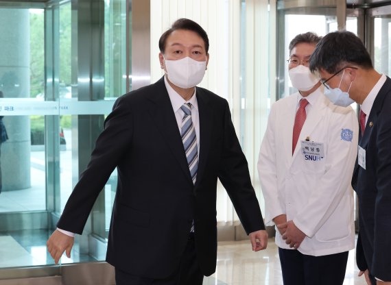 尹대통령 "바이오헬스, 국가 핵심 전략 산업 육성…규제 개선"