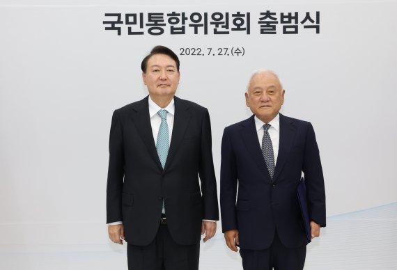 기념촬영하는 윤석열 대통령과 김한길 국민통합위원장 (서울=연합뉴스) 서명곤 기자 = 윤석열 대통령이 27일 오후 서울 용산 대통령실 청사에서 열린 국민통합위원회 출범식에서 김한길 국민통합위원장에게 위촉장을 수여한 뒤 기념촬영을 하고 있다. 2022.7.27 seephoto@yna.co.kr (끝)