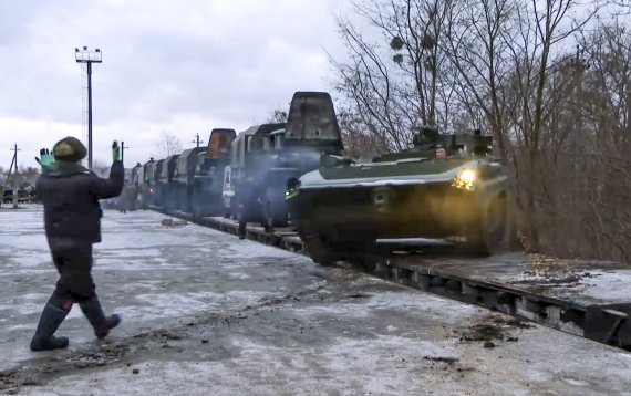 [민스크=AP/뉴시스] 지난 1월19일(현지시간) 러시아 장갑차가 합동 군사 훈련 위해 벨라루스에 도착하고 있는 모습.