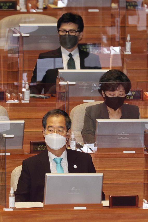 대정부질문 피날레..'정치 방역·연금개혁' 두고 끝까지 난타전