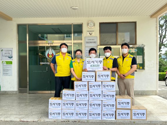 아동복지시설 새들원 나영찬 원장과 한국도로공사서비스 행복나눔봉사단 김동기 부단장(왼쪽 세번째부터)이 전달식에서 직원들과 함께 기념사진을 찍고 있다. /제공=한국도로공사서비스 부산경남동부영업센터