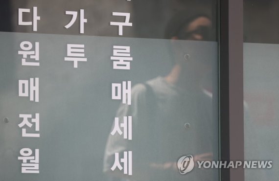 부동산 매물을 보고 있는 시민 전셋값 5%내로 올린 임대인, 실거주 2년 인정…버팀목 한도 확대 (서울=연합뉴스) 류효림 기자 = 정부가 전월세 시장 안정을 위해 전셋값을 5% 이내로만 올린 '상생 임대인'에 대한 혜택을 늘리고 계약갱신청구권(갱신권)을 이미 쓴 임차인의 버팀목 대출한도를 확대한다.전세 매물을 늘리기 위해 규제지역 주택담보대출(주담대)을 받는 사람의 기존주택 처분 기한을 늘려주고 분양가상한제 거주 의무도 완화하기로 했다. 정부는 21일 추경호 부총리 겸 기획재정부 장관 주재로 새 정부 첫 부동산관계장관회의를 열고 이