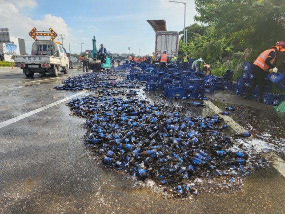 27일 오후 2시50분쯤 경남 사천시 축동면 사천IC 나들목 인근에서 18톤 화물차 적재함에 실려 있던 맥주 500여박스가 도로에 쏟아졌다. 이 사고로 인근에 1시간 동안 차량정체가 빚어졌다. 사진=뉴스1