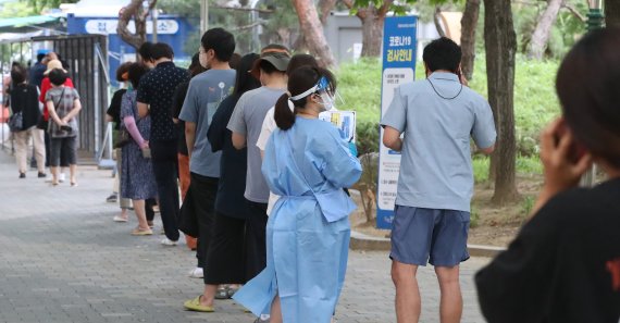 코로나19 신규 확진자가 10만 명을 돌파한 27일 오전 대구 달서구보건소 선별진료소가 PCR검사를 기다리는 시민들로 붐비고 있다. 2022.7.27/뉴스1 © News1 공정식 기자