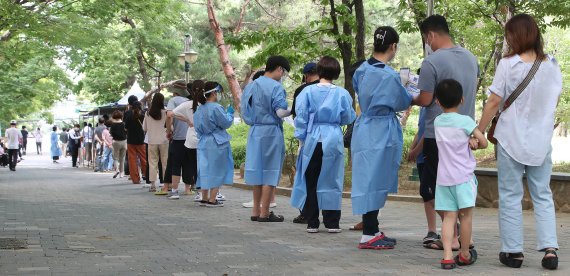 코로나19 신규 확진자가 10만 명을 돌파한 27일 오전 대구 달서구보건소 선별진료소가 PCR검사를 기다리는 시민들로 붐비고 있다. 2022.7.27/뉴스1 © News1 공정식 기자