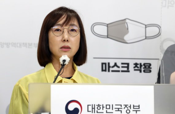 백경란 질병관리청장이 27일 오전 충북 청주시 흥덕구 오송읍 질병관리청에서 열린 코로나19 대응 정부부처 합동브리핑에서 일상방역 생활화 내용을 발표하고 있다. 2022.7.27/뉴스1 © News1 김기남 기자