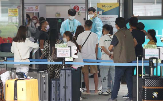 27일 인천국제공항 1터미널 신종 코로나바이러스 감염증(코로나19) 검사센터에서 해외 입국자들이 검사를 받기 위해 기다리고 있다. 질병관리청 중앙방역대책본부(방대본)는 이날 0시 기준 코로나19 신규 확진자가 10만285명으로 집계됐다고 밝혔다. 코로나19 신규 확진자가 98일 만에 다시 10만 명대로 올라섰다. 휴가철이라는 상황이 반영된 듯 해외유입이 사상 최고인 532명으로 급증했고, 위중증 환자 역시 177명으로 56일 만에 가장 많은 규모로 늘었다. 2022.7.27/뉴스1 © News1 임세영 기자