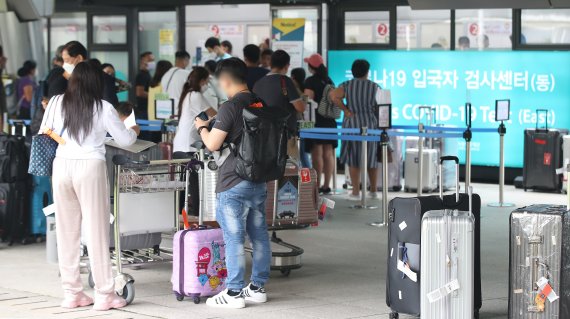 27일 인천국제공항 1터미널 신종 코로나바이러스 감염증(코로나19) 검사센터에서 해외 입국자들이 검사를 받기 위해 기다리고 있다. 질병관리청 중앙방역대책본부(방대본)는 이날 0시 기준 코로나19 신규 확진자가 10만285명으로 집계됐다고 밝혔다. 코로나19 신규 확진자가 98일 만에 다시 10만 명대로 올라섰다. 휴가철이라는 상황이 반영된 듯 해외유입이 사상 최고인 532명으로 급증했고, 위중증 환자 역시 177명으로 56일 만에 가장 많은 규모로 늘었다. 2022.7.27/뉴스1 © News1 임세영 기자