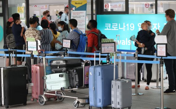 27일 인천국제공항 1터미널 신종 코로나바이러스 감염증(코로나19) 검사센터에서 해외 입국자들이 검사를 받기 위해 기다리고 있다. 질병관리청 중앙방역대책본부(방대본)는 이날 0시 기준 코로나19 신규 확진자가 10만285명으로 집계됐다고 밝혔다. 코로나19 신규 확진자가 98일 만에 다시 10만 명대로 올라섰다. 휴가철이라는 상황이 반영된 듯 해외유입이 사상 최고인 532명으로 급증했고, 위중증 환자 역시 177명으로 56일 만에 가장 많은 규모로 늘었다. 2022.7.27/뉴스1 © News1 임세영 기자