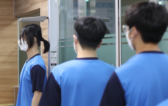 사회복무요원은 병역판정신체검사 결과 질병·심신장애의 정도에 따른 평가기준 4급 판정을 받아 보충역으로 병역처분된 청년들로 구성된다. 2022년도 첫 병역판정검사가 시작된 7일 오전 경기도 수원시 팔달구 경인지방병무청에서 입영대상자들이 신체검사를 받고 있다. 2022.2.7/뉴스1 © News1 김영운 기자