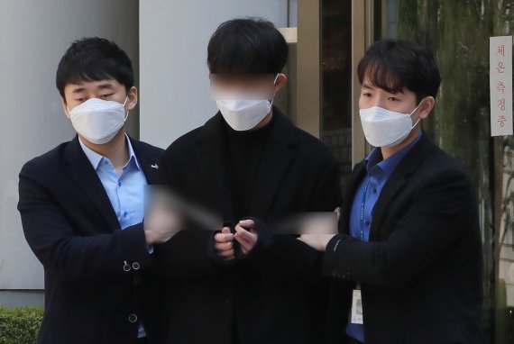 사회복무요원(공익근무요원)으로 근무하며 '박사방' 운영자 조주빈에게 불법 조회한 개인정보를 유출한 혐의로 구속영장이 청구된 최모 씨(가운데)가 3일 오전 서울 서초구 서울중앙지법에서 영장실질심사를 마친 뒤 청사를 나서고 있다. 2020.4.3/뉴스1 © News1 구윤성 기자