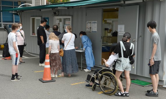 지난 25일 오전 울산 동구 울산대병원 내 설치된 임시선별검사소에서 입원을 준비 중인 시민들이 PCR검사를 받기위해 줄을 서서 대기하고 있다. /사진=뉴시스