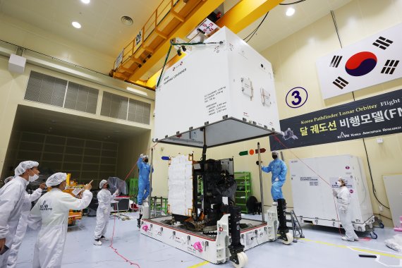 달 궤도선 '다누리'가 지난 4일 한국항공우주연구원 위성조립실에서 발사지인 미국으로 향하기 위해 컨테이너에 실리고 있다. (한국항공우주연구원 제공) 2022.7.5/뉴스1